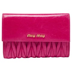 Miu Fuchsia Matelasse kompaktes Portemonnaie aus Leder mit Klappe