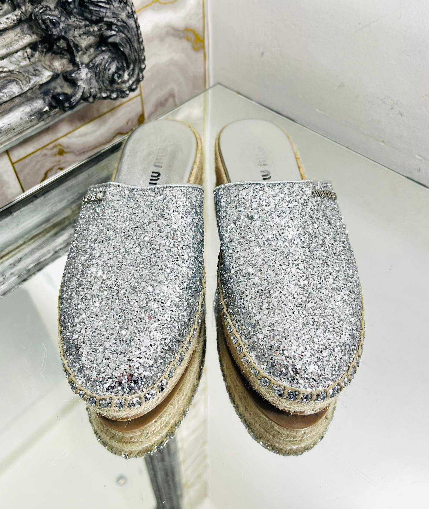 Miu Miu Glitter & Leather Logo Espadrilles

Silver slip-on espadrilles designed with designed with braided raffia midsoles.

Detailed with silver 'Miu Miu' lettering to the side, featuring round toe and rubber soles. Rrp £420

Size – 38.5

Condition