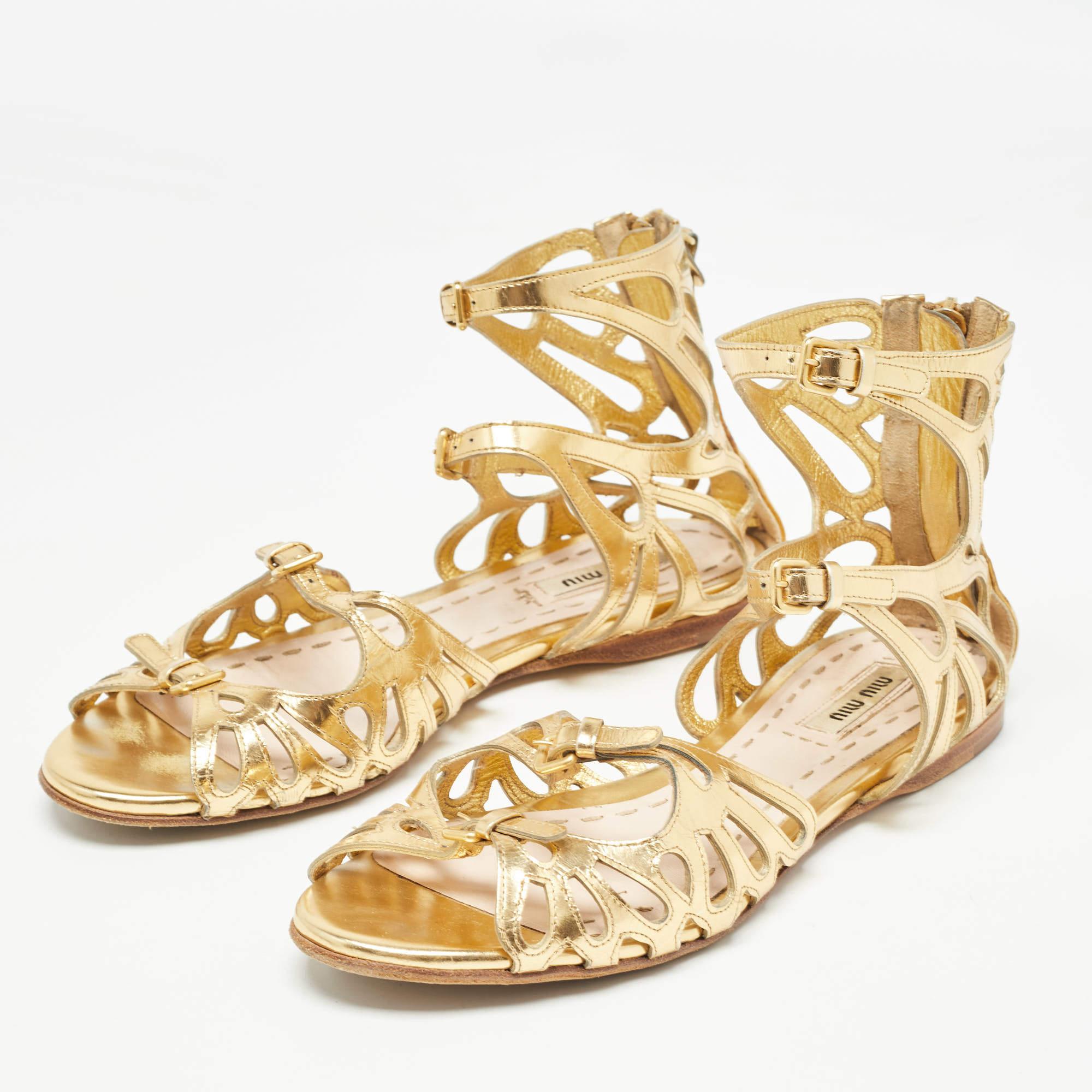 Frame your feet with these Miu Miu flat sandals. Created using the best materials the flats are perfect with short midi and maxi hemlines.
