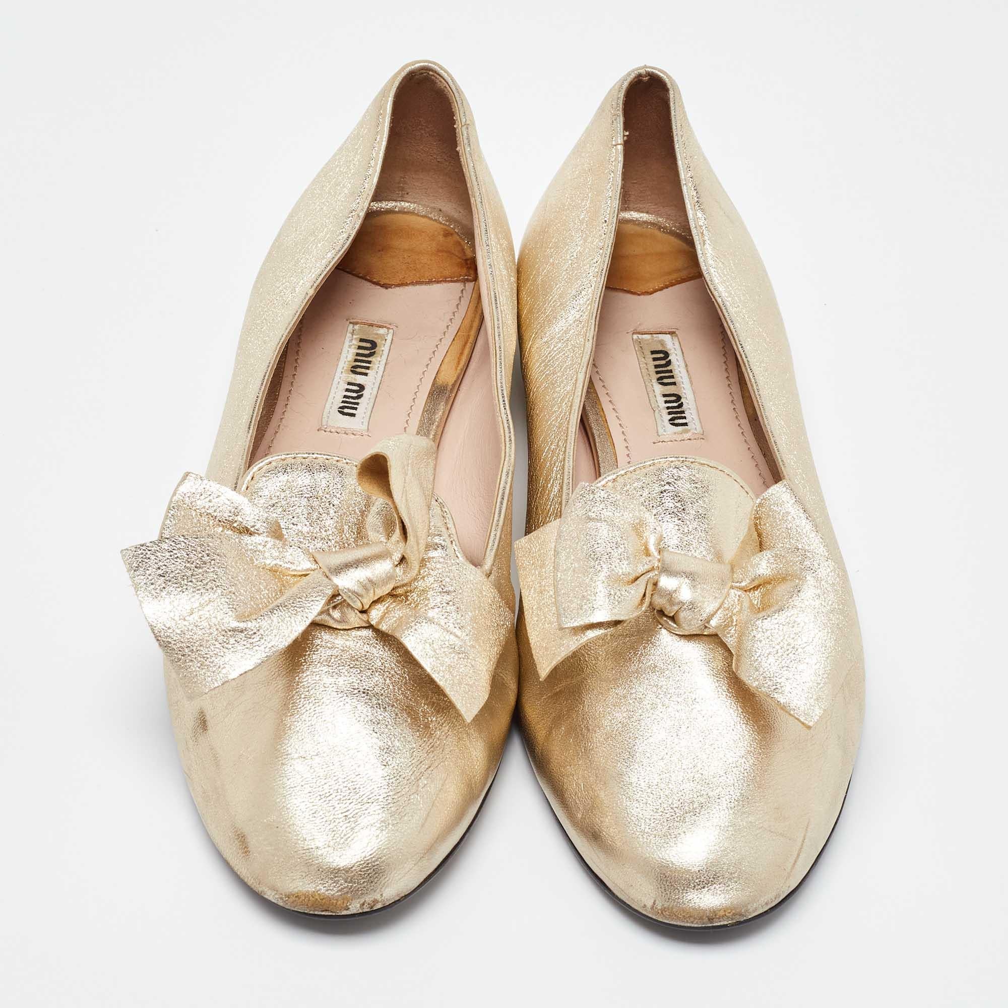 Miu Miu Gold Leather Bow Loafers Size 38.5 In Good Condition In Dubai, Al Qouz 2