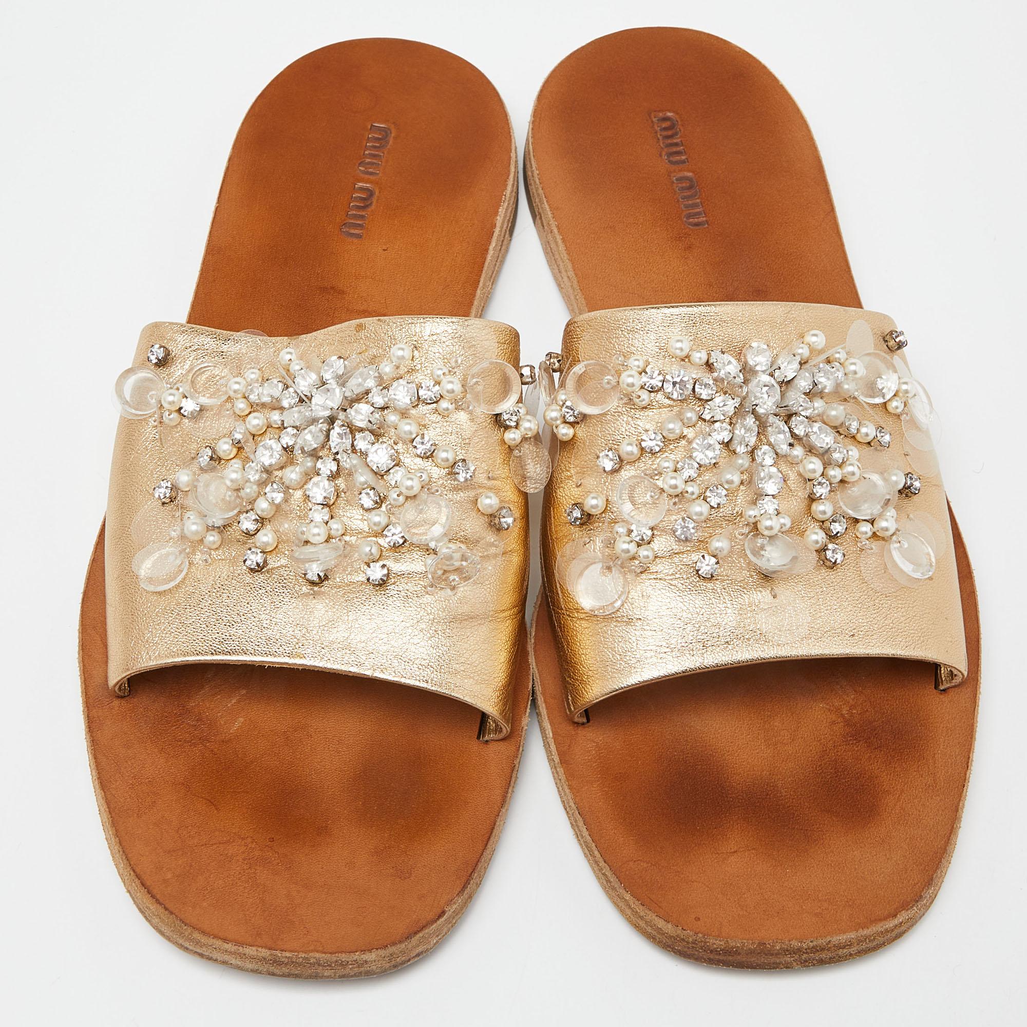 Miu Miu Gold Leather Crystal Embellished Open Toe Flat Slides Size 40 In Excellent Condition For Sale In Dubai, Al Qouz 2