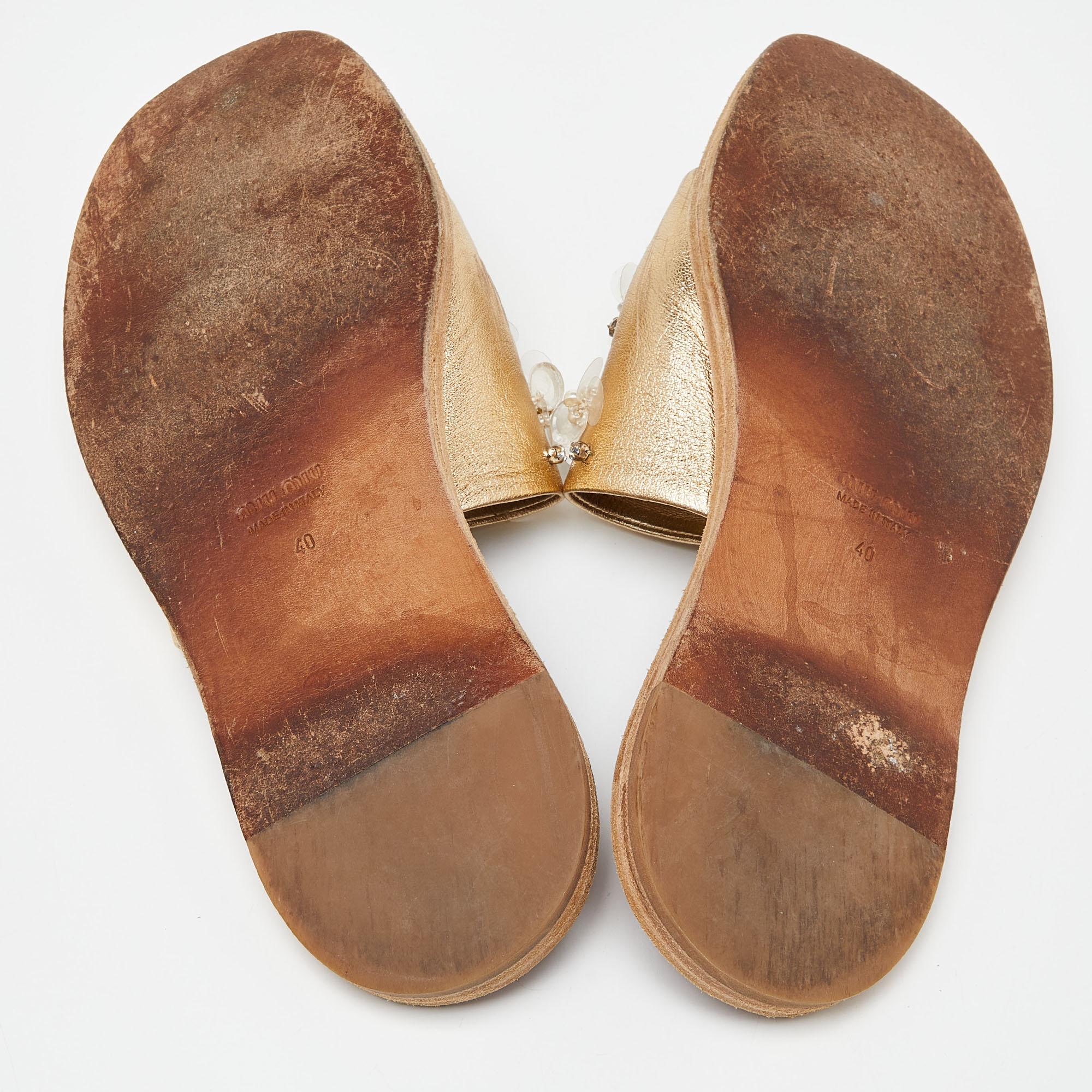 Miu Miu Gold Leather Crystal Embellished Open Toe Flat Slides Size 40 For Sale 2