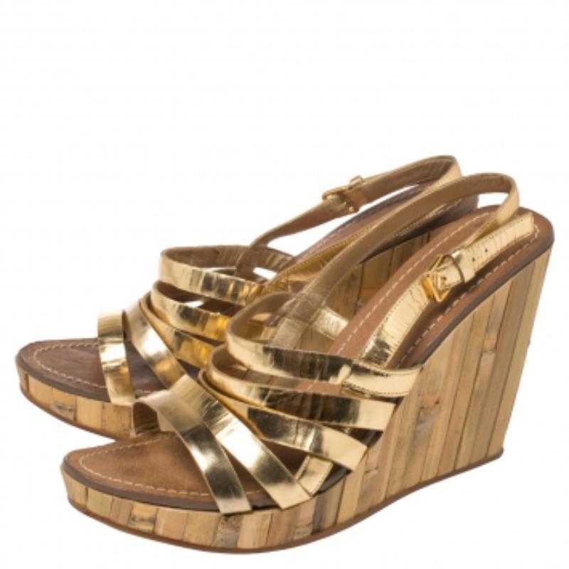 These Miu Miu sandals are the epitome of style and comfort. The strappy silhouette elevated by the gold hue imparts a chic appeal. These sandals are mounted on 11.5 cm bamboo wedge heels supported by platforms.