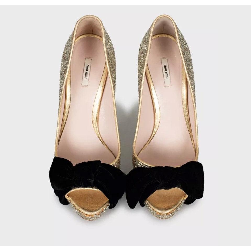Sortez avec style grâce à ces superbes chaussures à talons en cuir doré Miu Miu ! Ces talons sont une taille 38 et s'adaptent à la taille.

L'élégant nœud en velours ajoute une touche de sophistication, ce qui les rend parfaits pour toute occasion