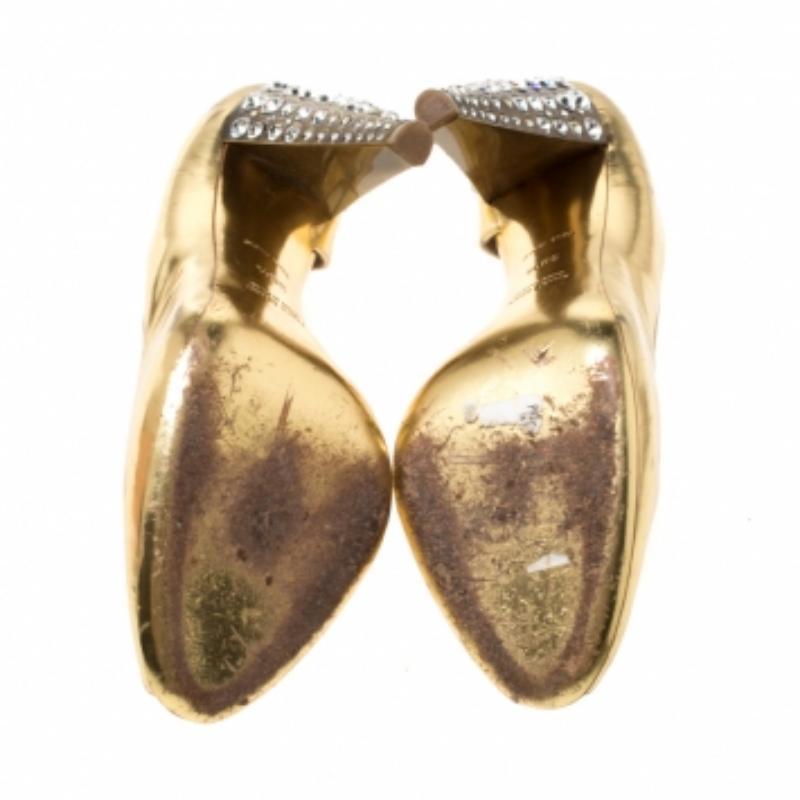 Non riusciamo a smettere di apprezzare questo fantastico paio di sandali di Miu Miu. Sono state realizzate in pelle e hanno un design D'orsay. I sandali in oro metallizzato sono dotati di punta e tacco di 11 cm impreziositi da cristalli.
