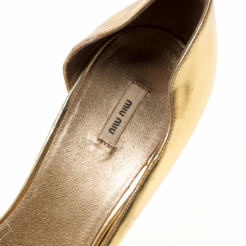 Oro Miu Miu - Sandali in pelle metallizzata oro con tacco impreziosito da cristalli - misura 38,5 in vendita