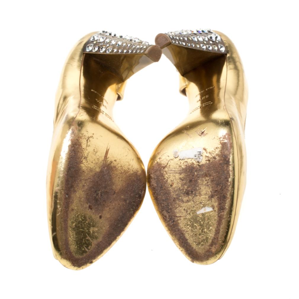 Miu Miu Gold Metallic Leather Crystal Embellished Heel Sandals Size 38.5 In Fair Condition For Sale In Dubai, Al Qouz 2