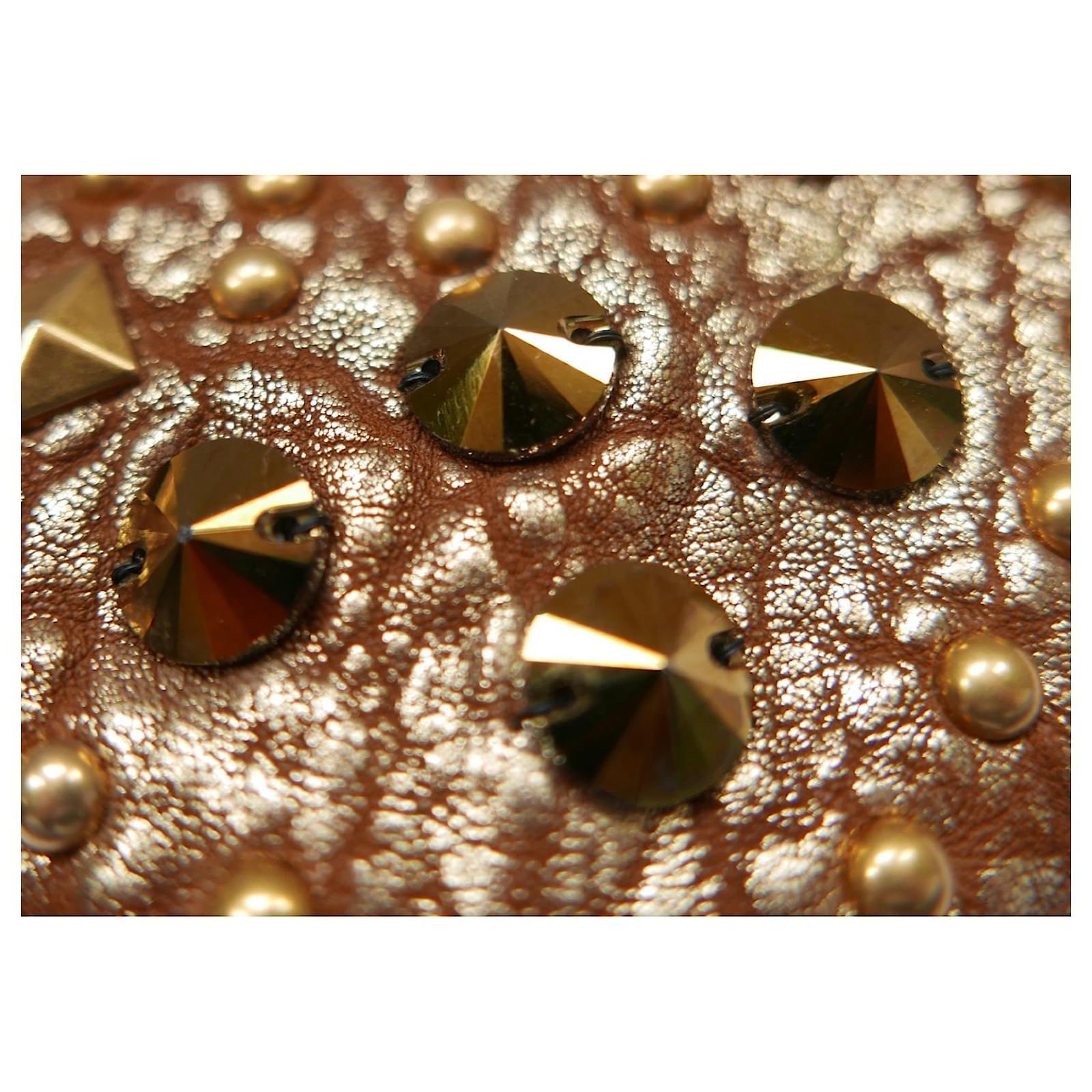 Porte-monnaie Miu Miu en cuir clouté doré avec cœur Neuf - En vente à London, GB