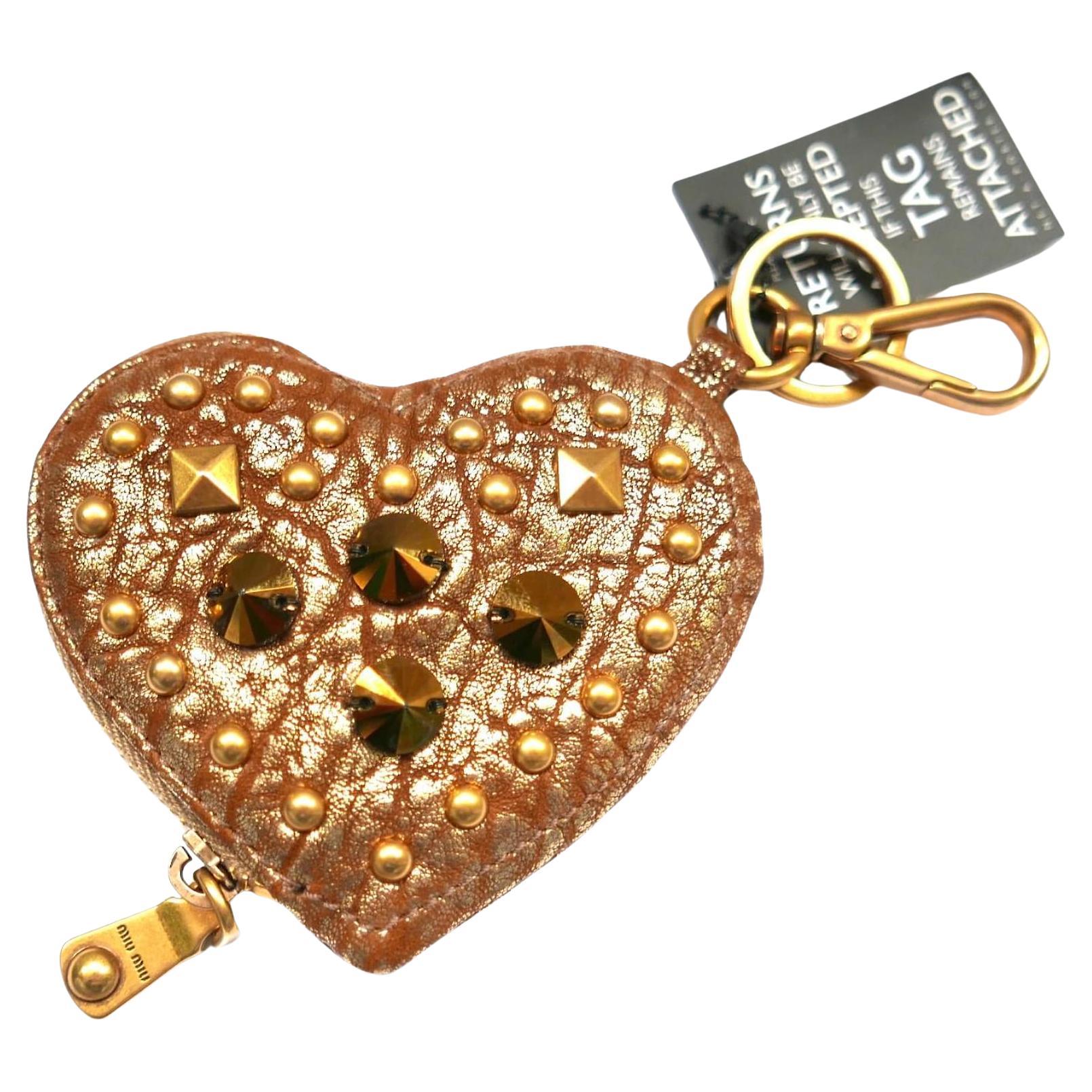 Porte-monnaie Miu Miu en cuir clouté doré avec cœur en vente