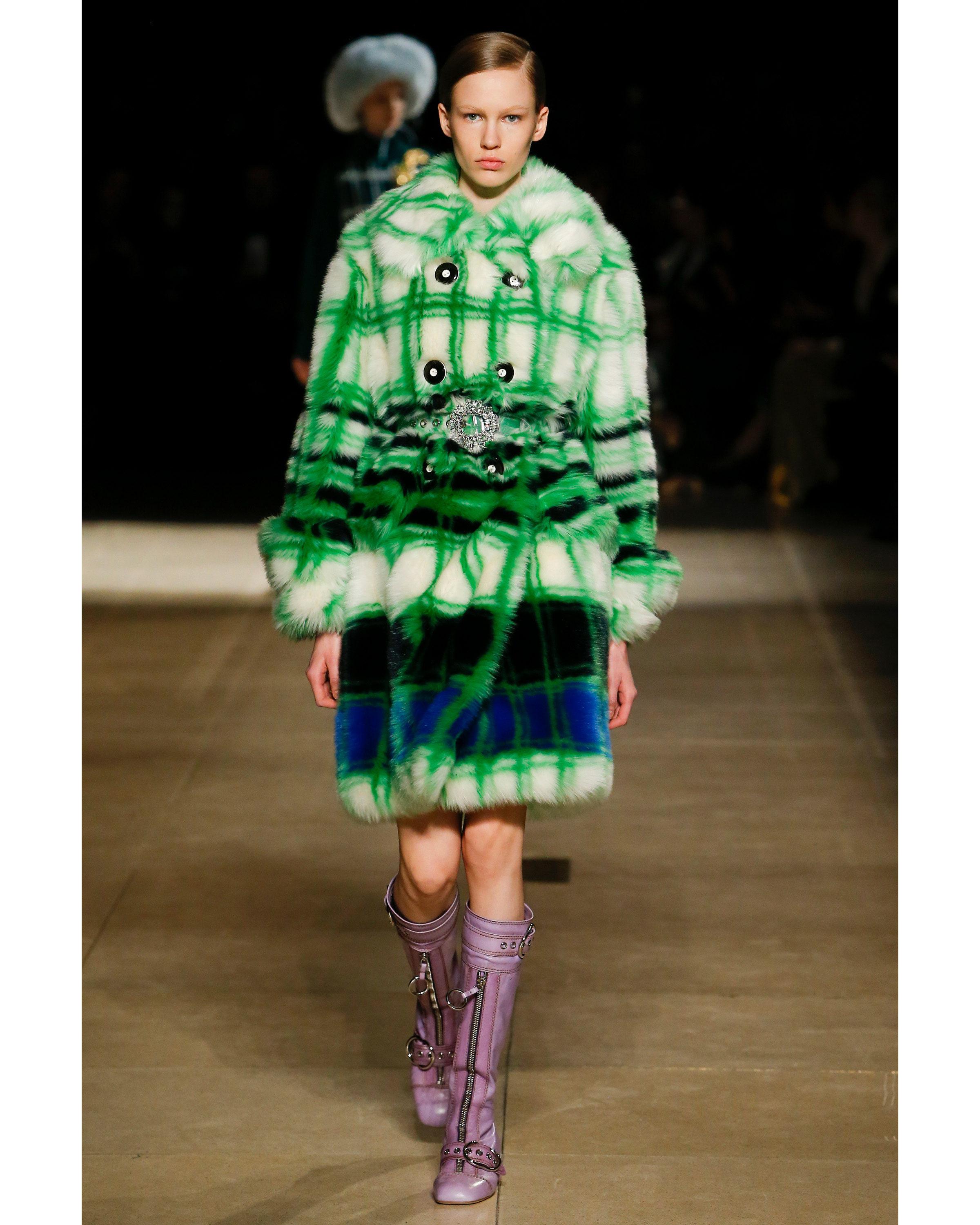 Vert Manteau à double boutonnage en fausse fourrure à carreaux verts et blancs Miu Miu, automne-hiver 2017 en vente