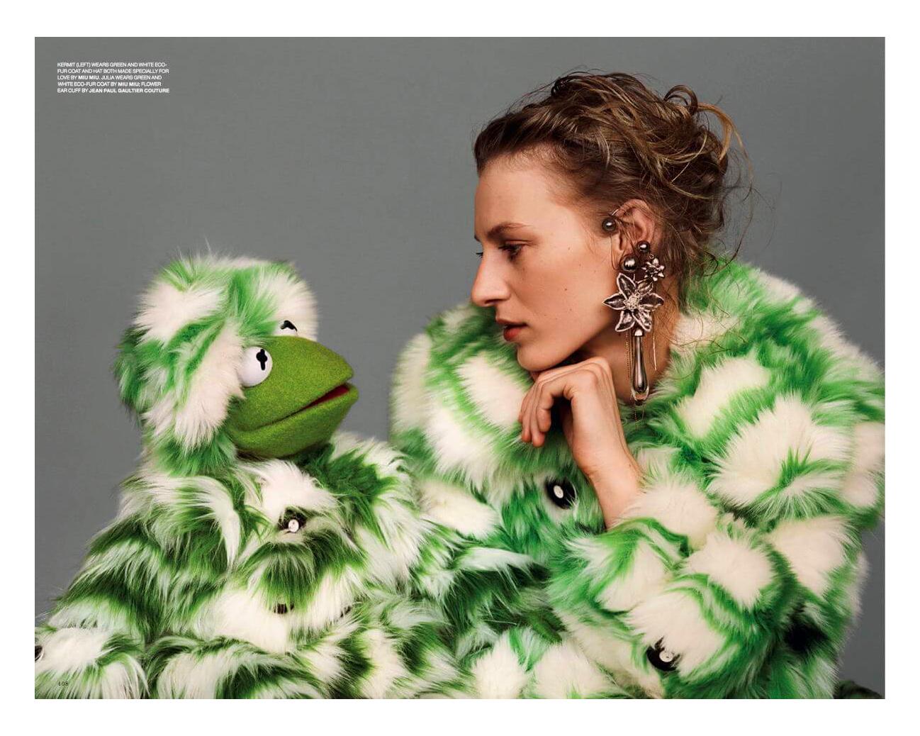 Manteau à double boutonnage en fausse fourrure à carreaux verts et blancs Miu Miu, automne-hiver 2017 en vente 4