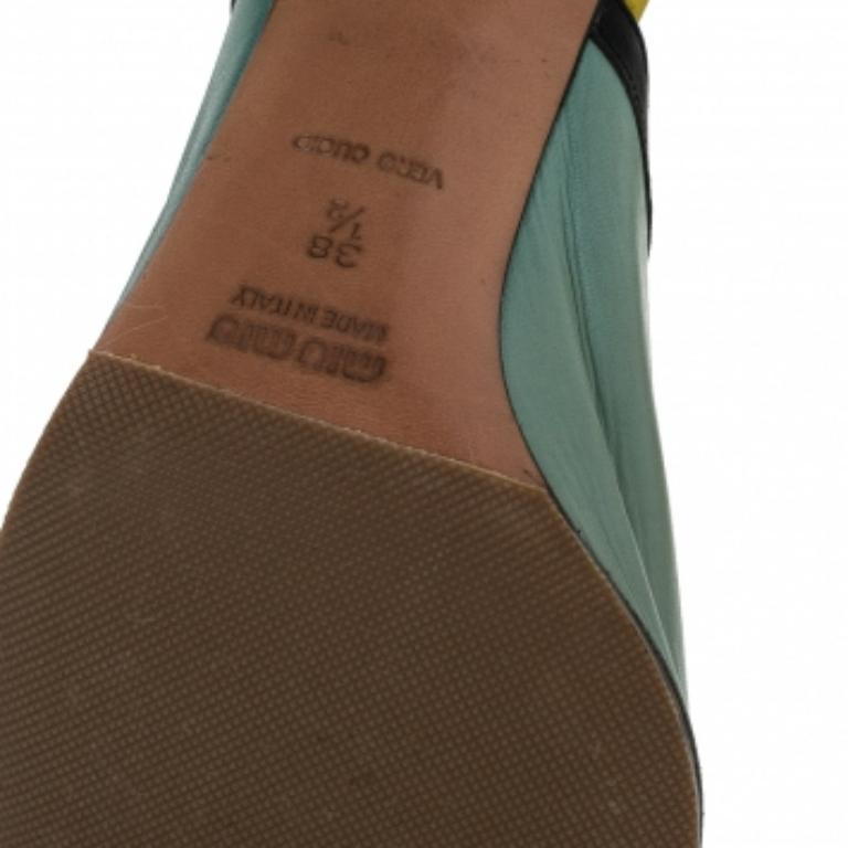 Be a trendsetter by waltzing out in this exquisite Miu Miu pair. Crafted from leather in a mix of two shades, these beauties feature peep toes and tassel details on the vamps. Slip them on over simple outfits and let the slide sandals have the