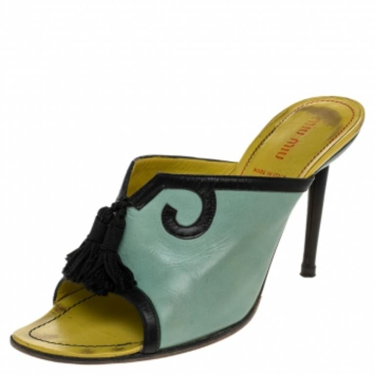 Miu Miu Green/Black Leather Tassel Peep Toe Slide Sandals Size 38.5 État moyen - En vente à Dubai, Al Qouz 2