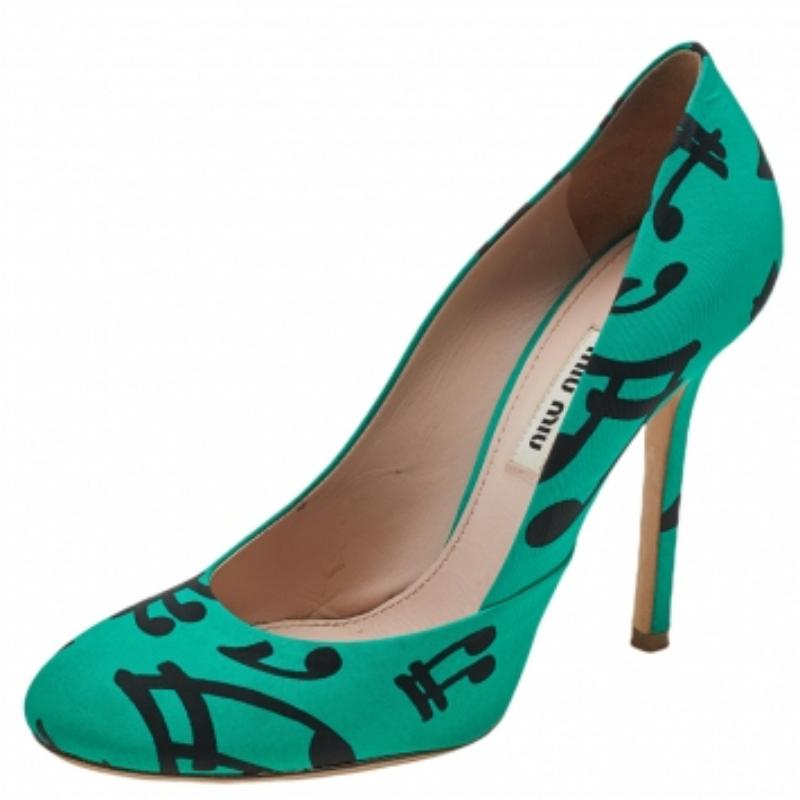 Walk with style and confidence as you wear these gorgeous pumps from the House of Miu Miu. They are designed luxuriously using green-black printed fabric into a sleek silhouette. They exhibit a slip-on style, covered toes, and 11 cm heels. These Miu
