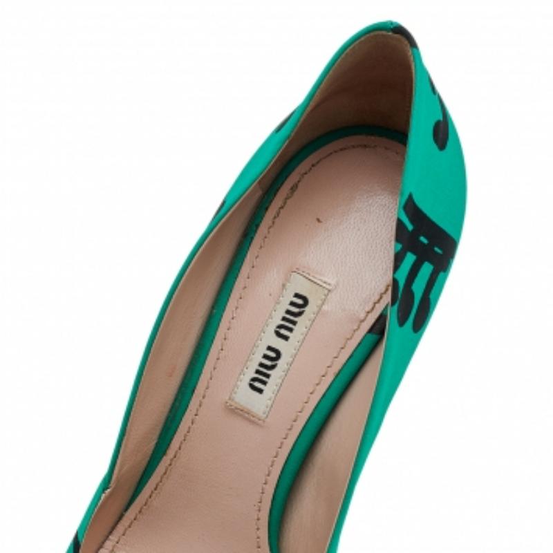 Women's Miu Miu Green/Black Printed Fabric Pumps Size 37 For Sale