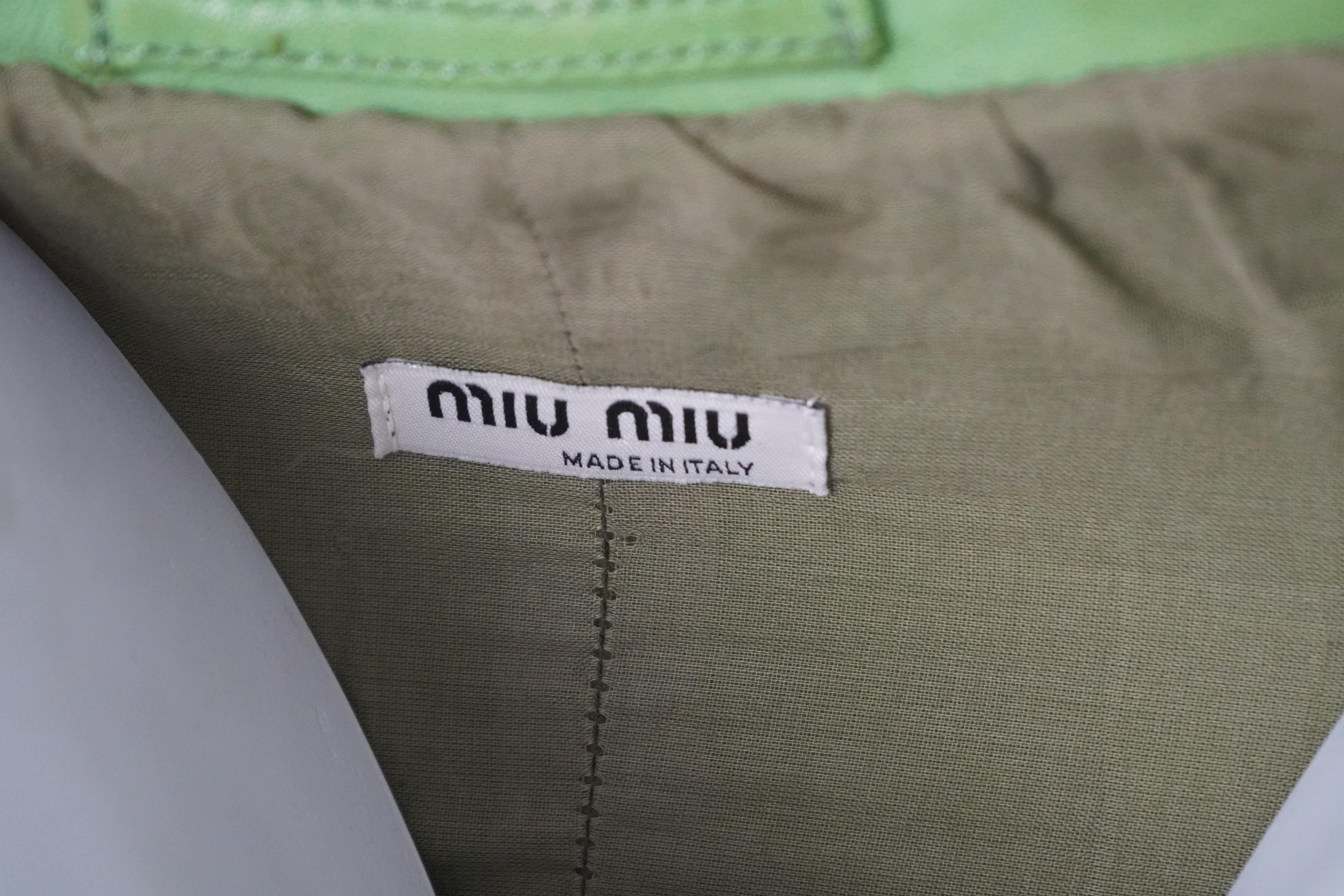 Grigio Giacca con bottoni in pelle verde MIU MIU in vendita