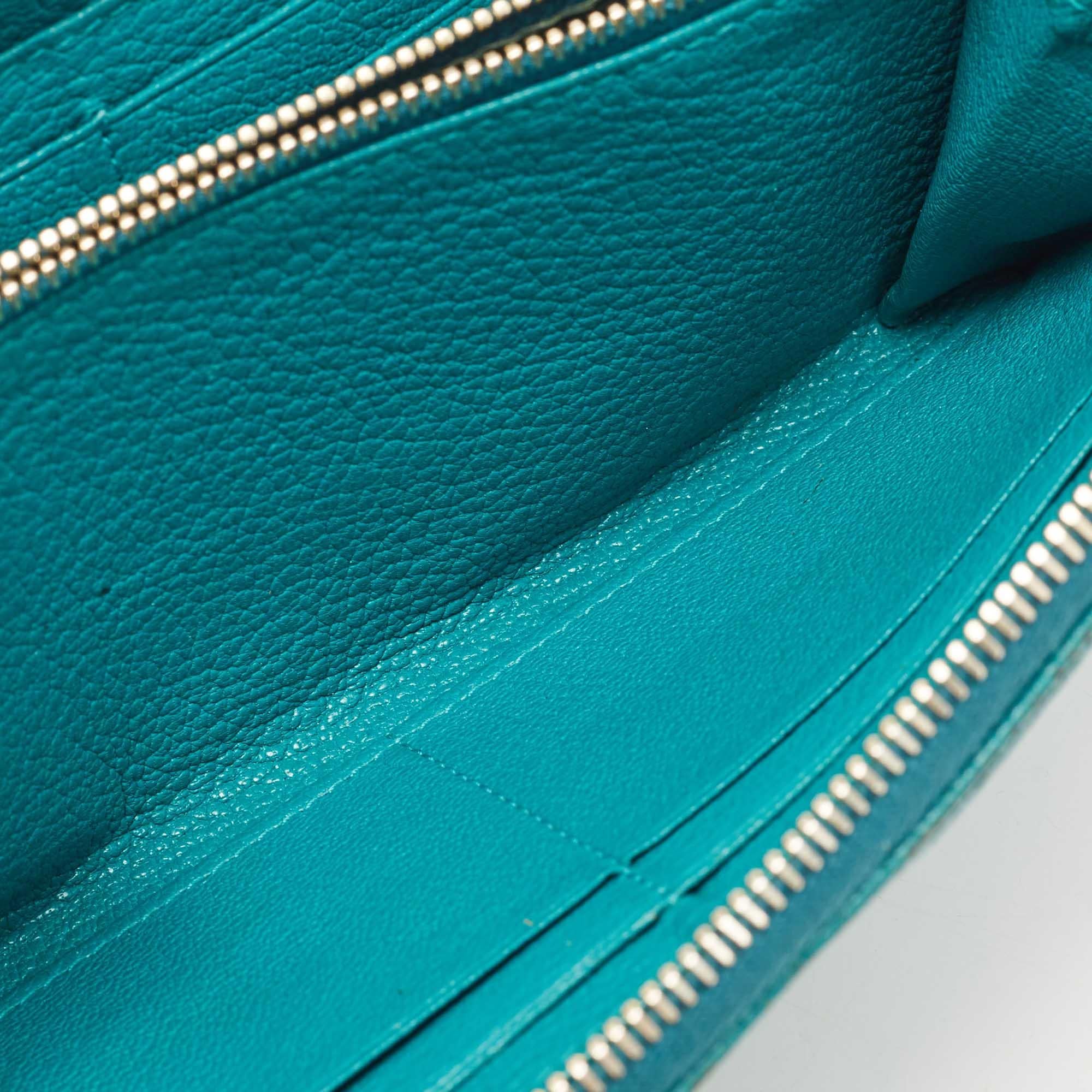 Miu Miu Green Leather Zip Around Wallet In Fair Condition For Sale In Dubai, Al Qouz 2