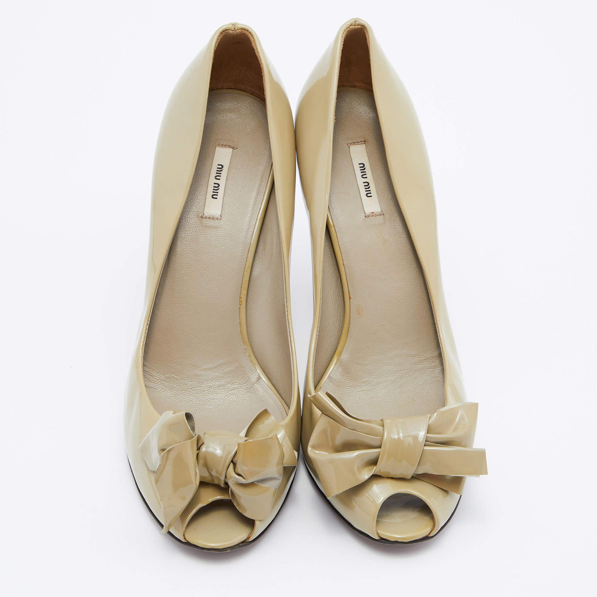 Bombas con lazo en charol verde de Miu Miu talla 36.5 Beige en venta