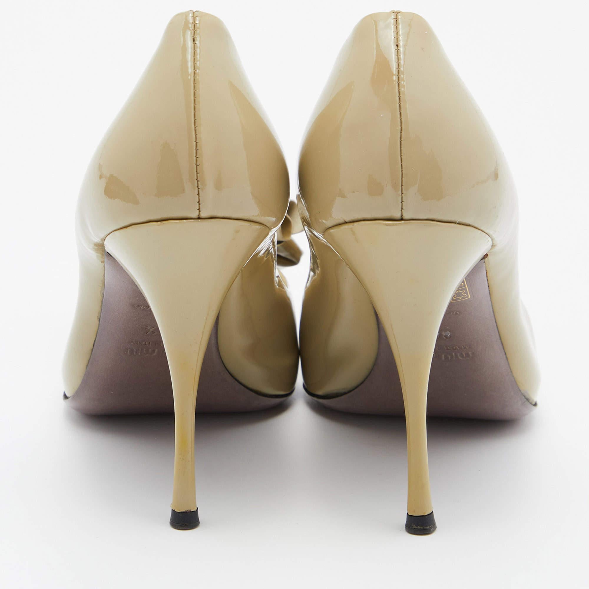 De las mujeres Bombas con lazo en charol verde de Miu Miu talla 36.5 en venta