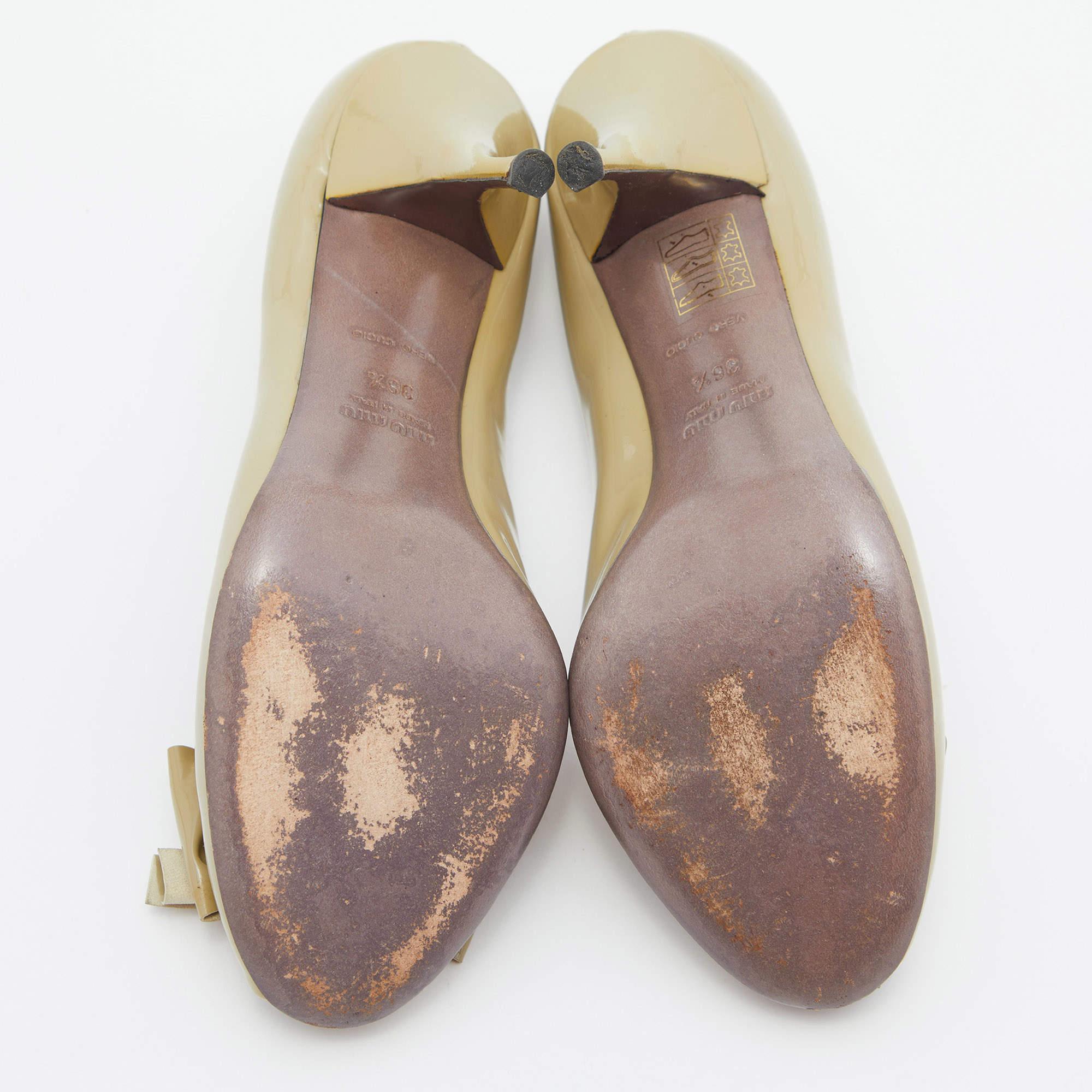 Bombas con lazo en charol verde de Miu Miu talla 36.5 en venta 1