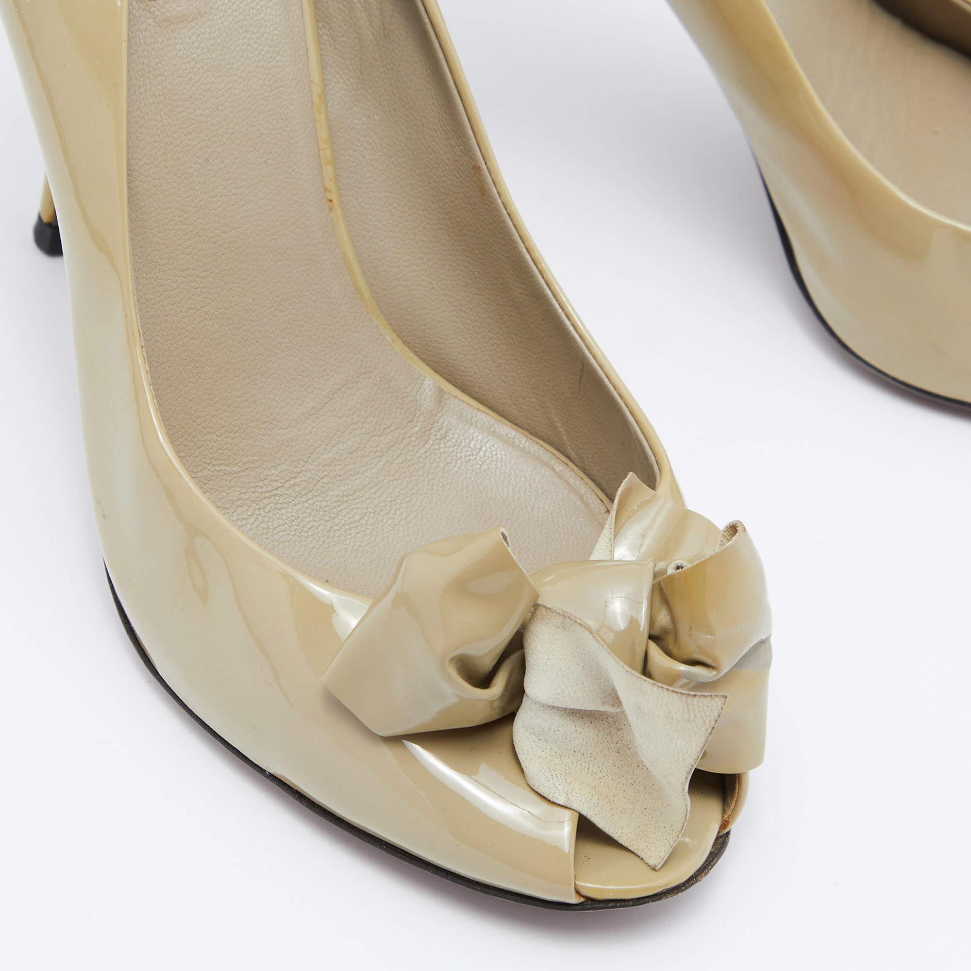 Bombas con lazo en charol verde de Miu Miu talla 36.5 en venta 2