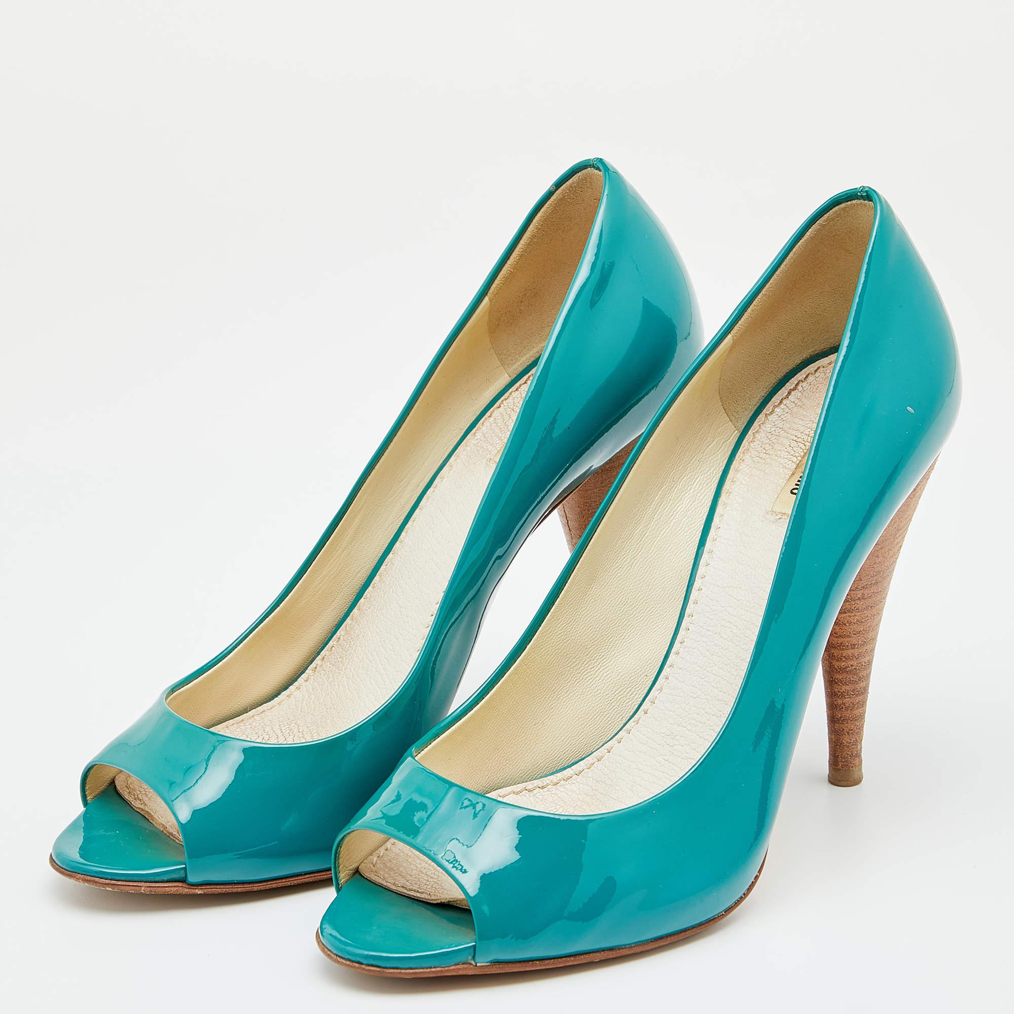 Timeless chic and versatile these Miu Miu pumps are closet essentials Crafted from patent leather in an attractive green shade they come in a peep toe silhouette and feature 11 cm high heels supported by durable soles.