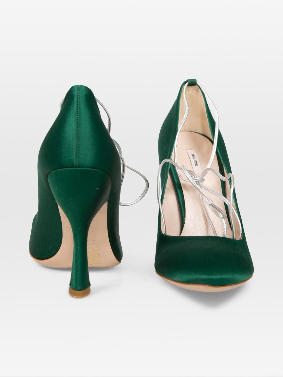 Tacones envolventes de piel satinada verde Miu Miu Talla IT 38.5 Verde en venta