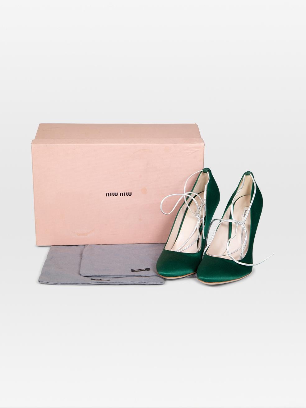 Tacones envolventes de piel satinada verde Miu Miu Talla IT 38.5 en venta 1