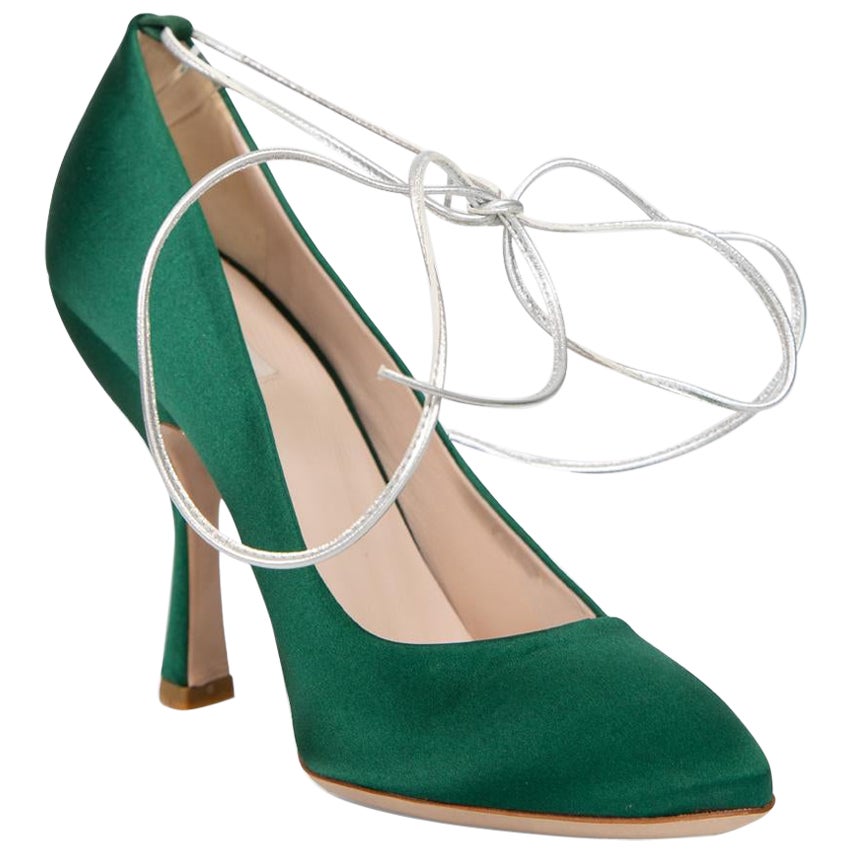 Tacones envolventes de piel satinada verde Miu Miu Talla IT 38.5 en venta