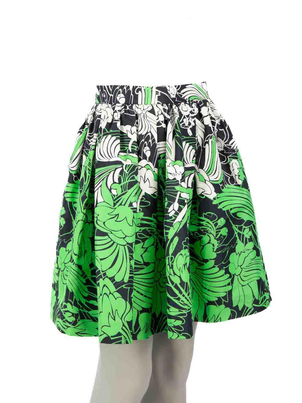 CONDITION is Very good. Minimal wear to skirt is evident. Side hook fastening is missing on this used Miu Miu designer resale item.
 
Details
Green
Silk
Skirt
Floral pattern
Pleated
Mini
Side zip and hook fastening
 
Made in Italy
 
Composition
100%