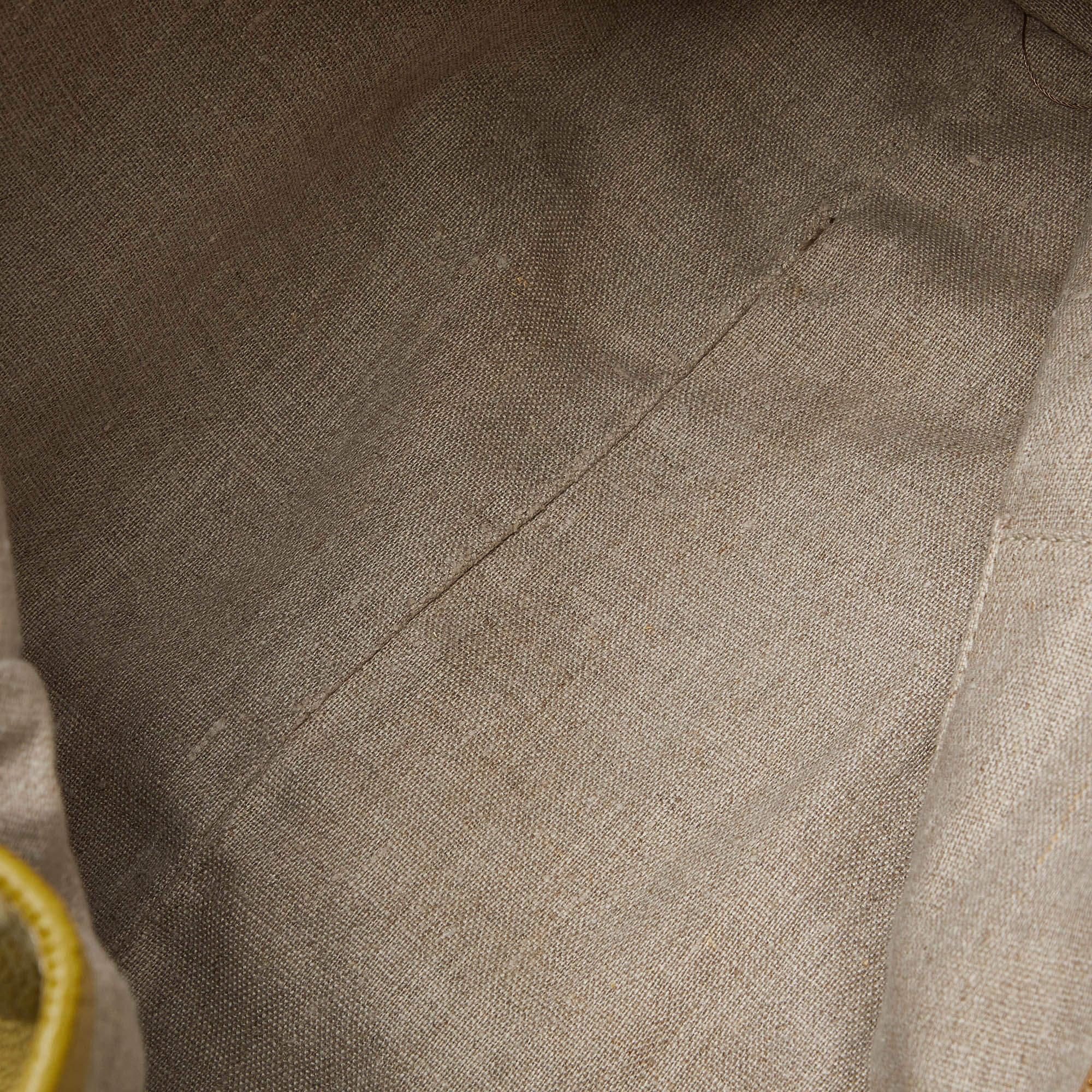 Sac cabas en cuir Vitello Daino vert Miu Bon état à Dubai, Al Qouz 2