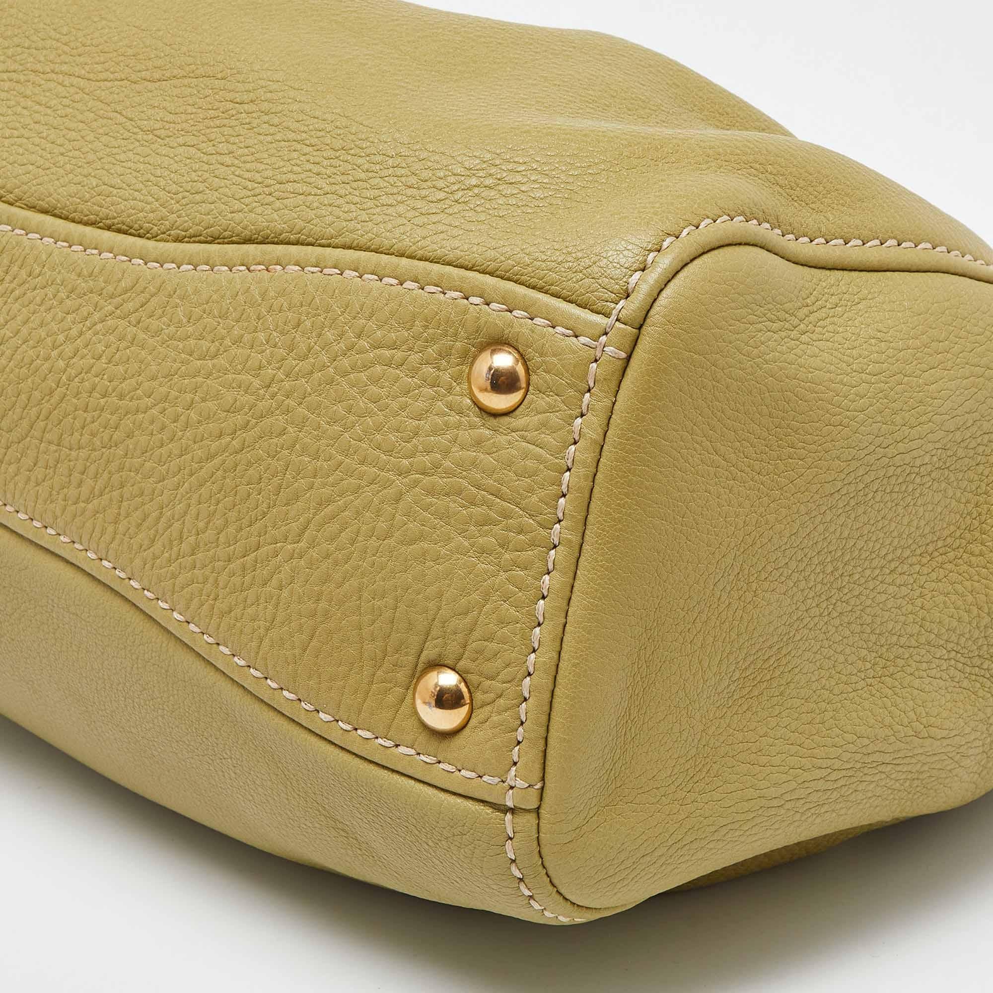 Sac cabas en cuir Vitello Daino vert Miu 3