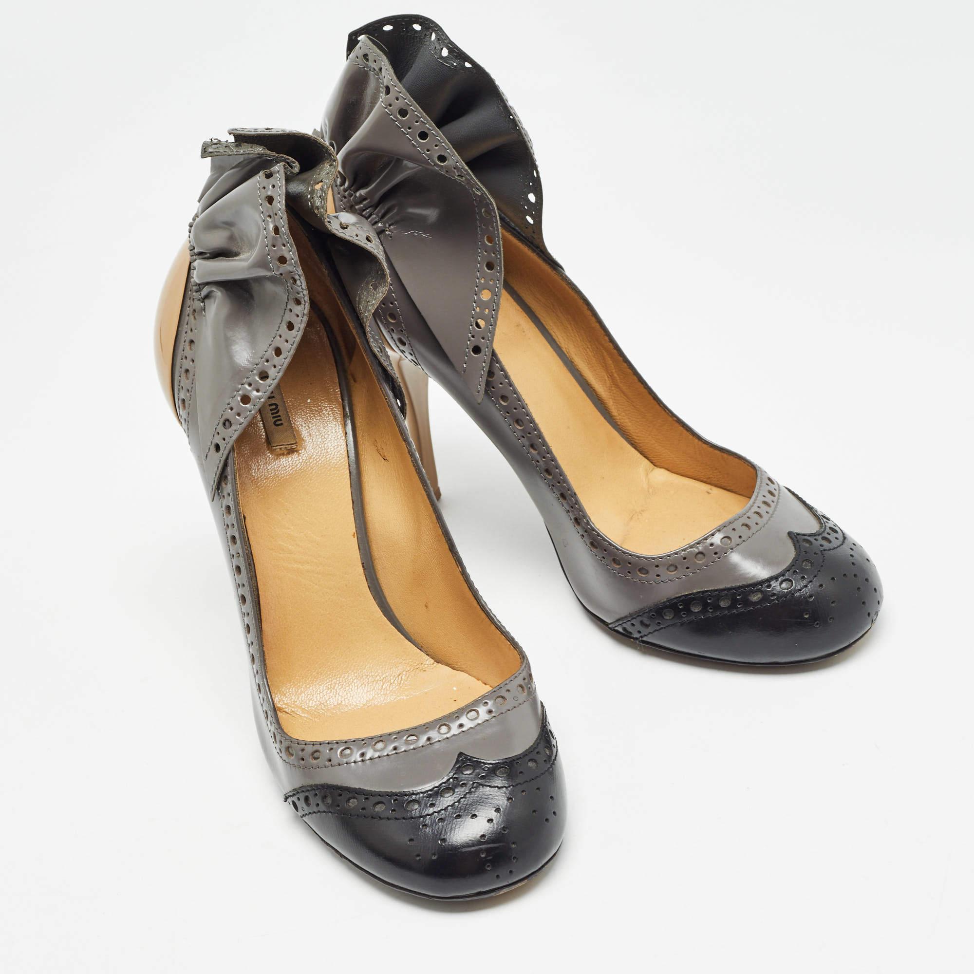 Miu Miu Grey/Black Brogue Leather Pumps Size 35 In Good Condition For Sale In Dubai, Al Qouz 2
