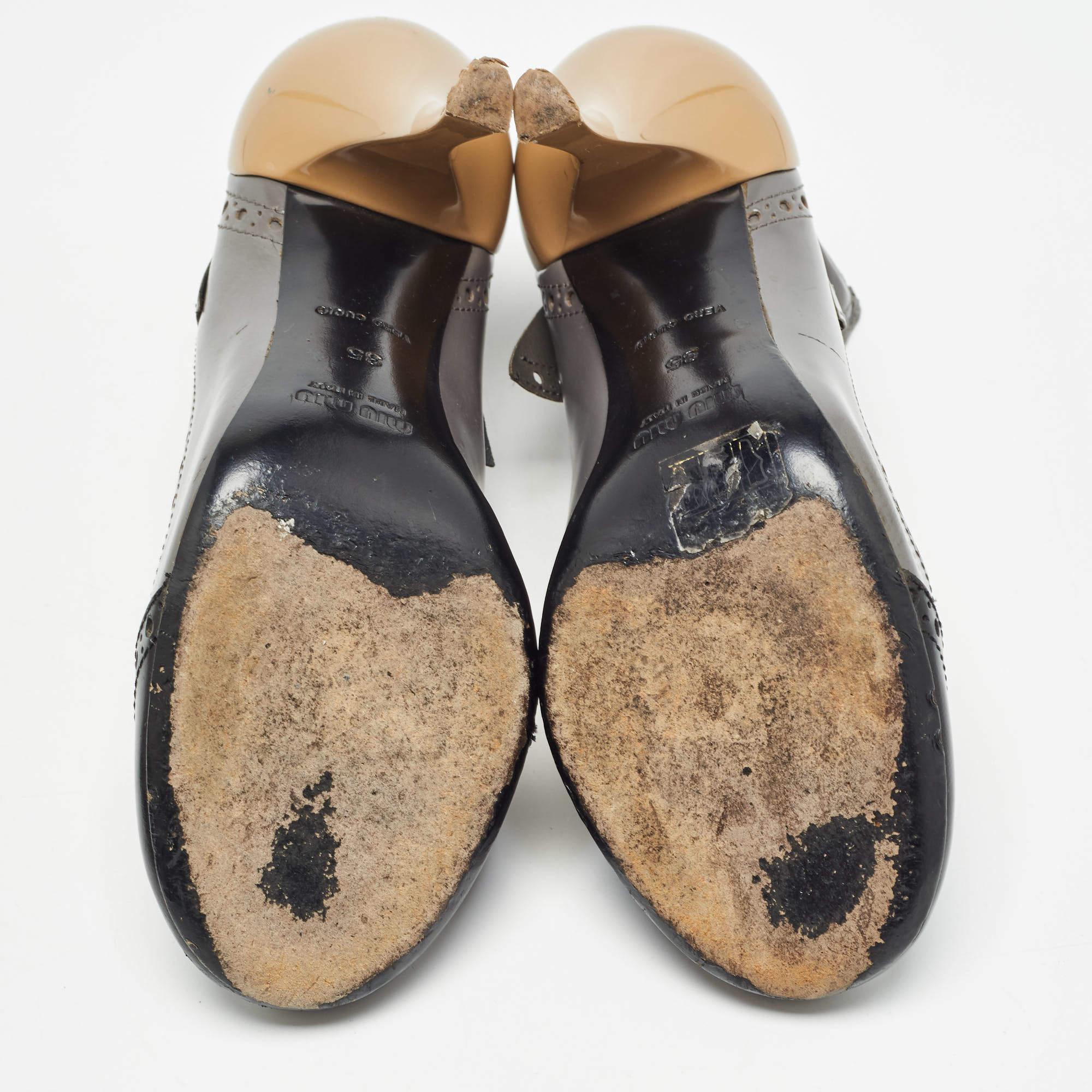 Miu Miu Grey/Black Brogue Leather Pumps Size 35 For Sale 1
