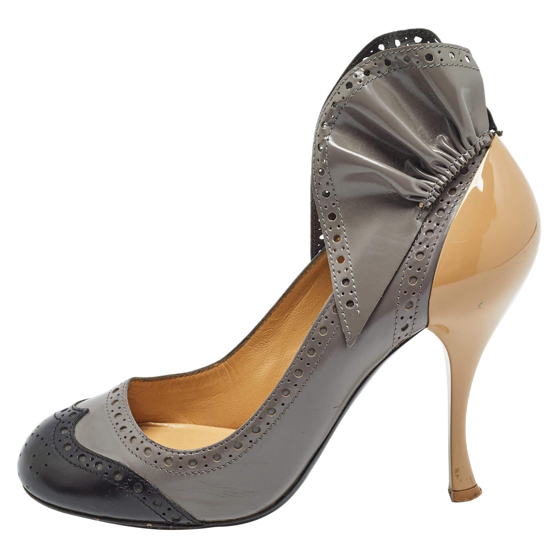 Miu Grau/Schwarze Brogue Leder Pumps Größe 35 im Angebot
