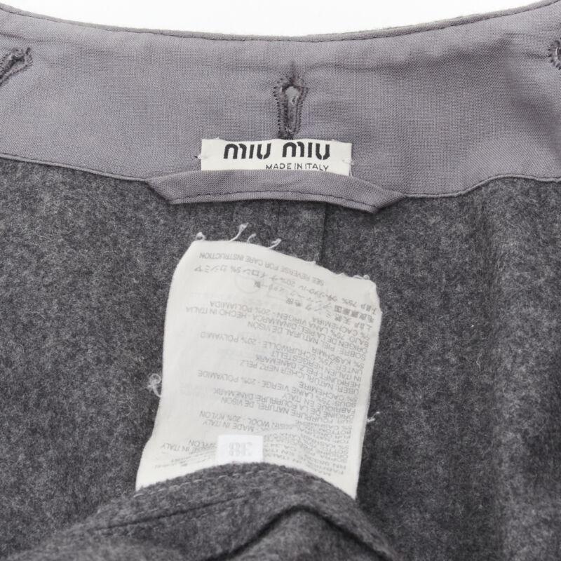 MIU MIU cappotto boxy asimmetrico con bottoni in misto lana e cashmere grigio IT38 XS in vendita 6