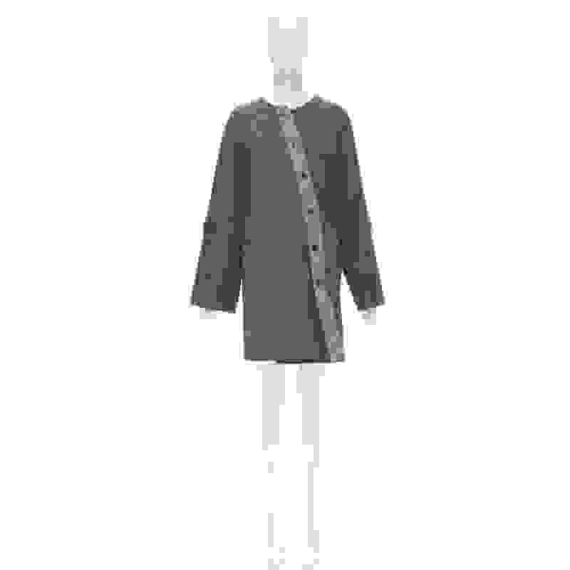 MIU MIU cappotto boxy asimmetrico con bottoni in misto lana e cashmere grigio IT38 XS in vendita 7