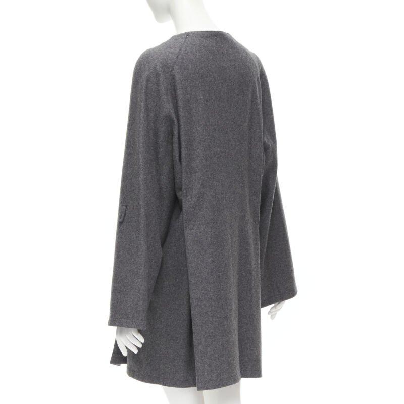 MIU MIU cappotto boxy asimmetrico con bottoni in misto lana e cashmere grigio IT38 XS in vendita 2