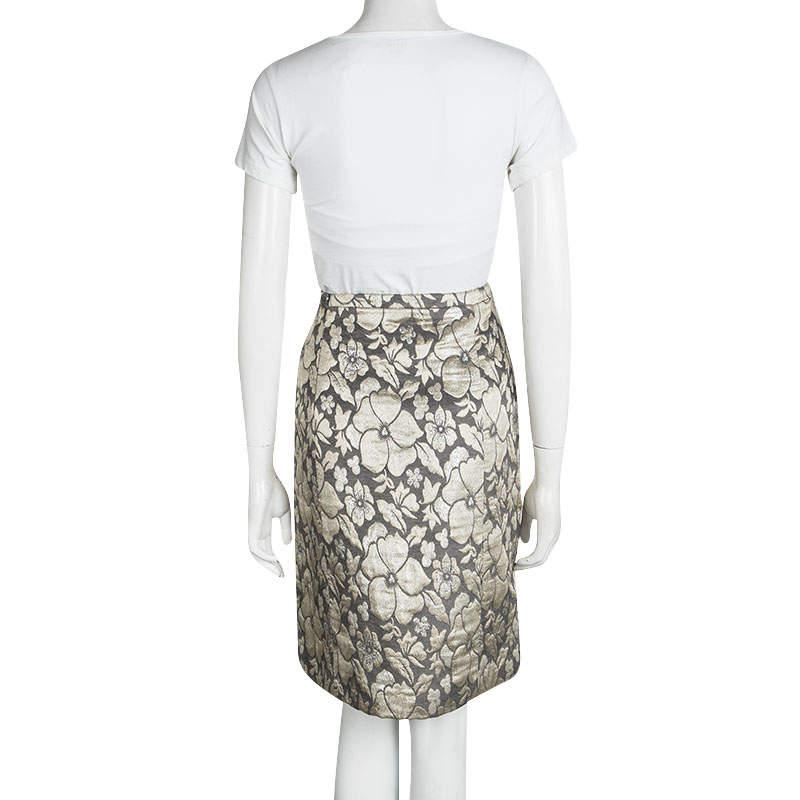 This Lurex knee length skirt from Miu Miu is sure to fascinate you and make you fall in love with it. Featureing a floral jacquard pattern all over, it comes with an A-line silhouette. The Italian creation is perfect to accentuate your features and