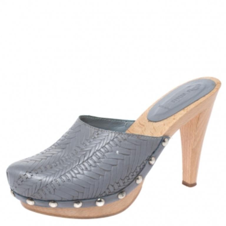 Miu Miu Grey Leather Studded Platform Clogs Size 40 Gris en venta