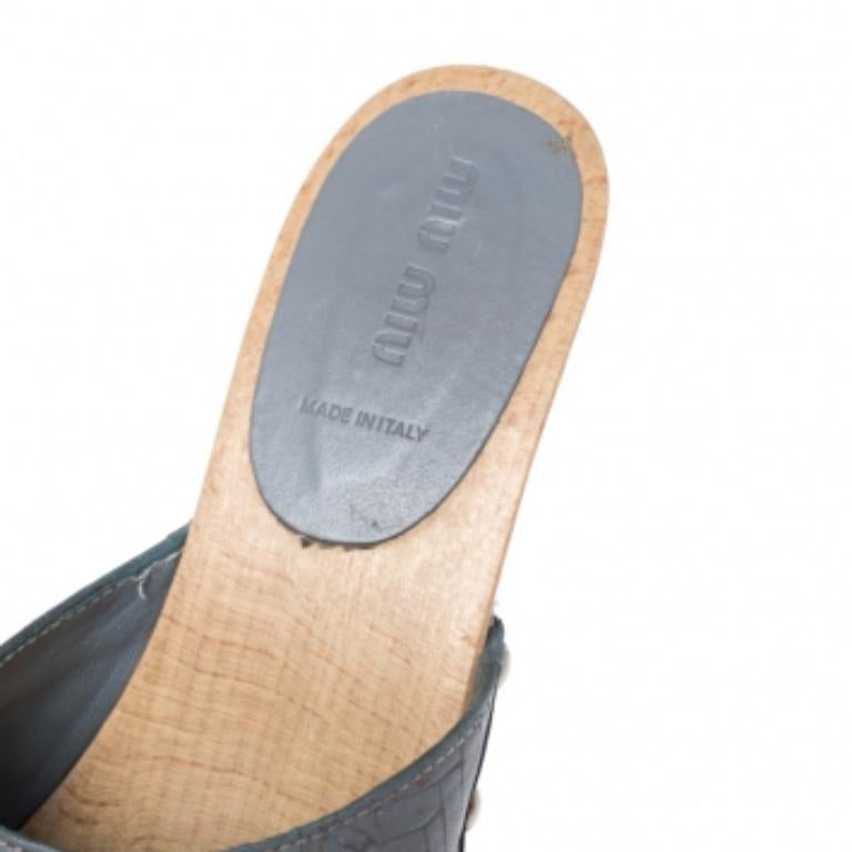 Miu Miu Grey Leather Studded Platform Clogs Size 40 en Bueno estado para la venta en Dubai, Al Qouz 2