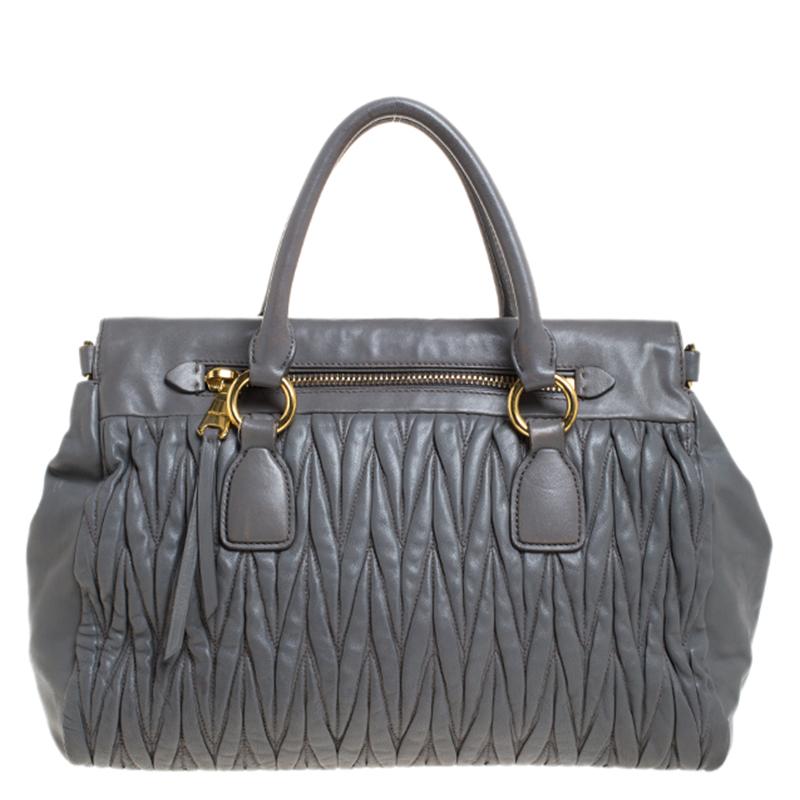 Mit dieser Tasche aus dem Hause Miu Miu können Sie Ihren Look sofort aufwerten. Diese Ledertasche ist die ideale Wahl für all Ihre Essentials. Die Tasche ist mit Satin gefüttert, um Ihre wichtigsten Utensilien zu schützen. Eine elegante Wahl für den
