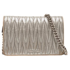 Miu Miu Graue Matelassé-Leder-Ketten-Crossbody-Tasche
