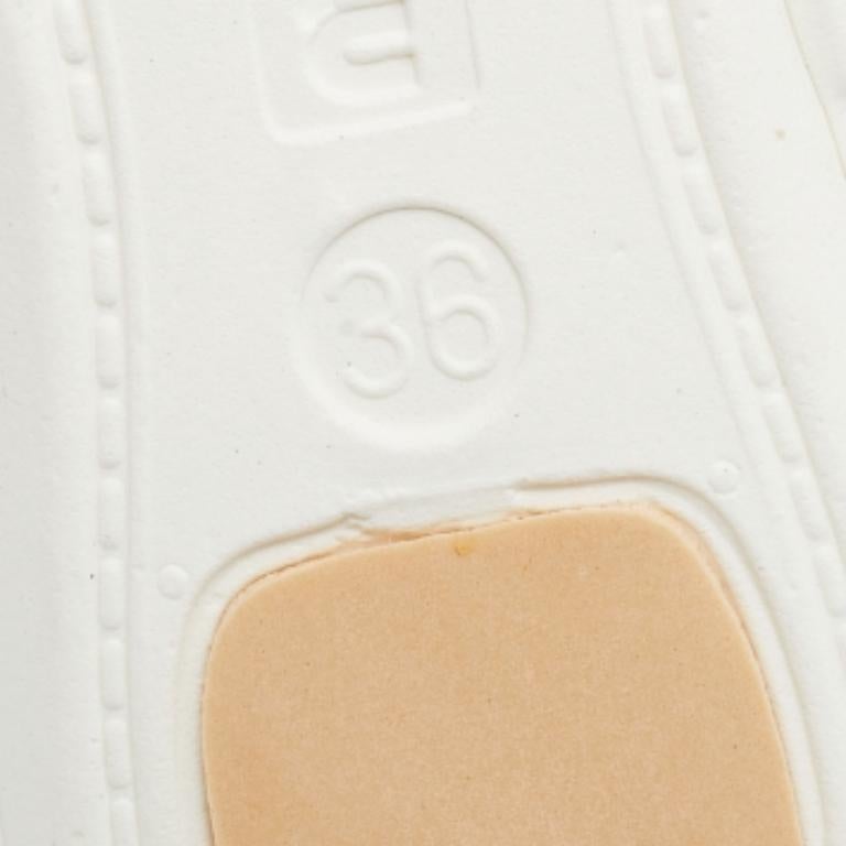 Les ornements en cristal de ces baskets Miu Miu leur confèrent une allure accrocheuse. Confectionnées en satin et en tissu stretch, elles sont agrémentées d'empeignes à lacets, d'une signature de la marque sur les talons et de semelles en caoutchouc.