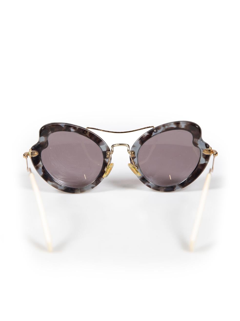 Miu Miu Grey Tortoise Shell Cat Eye Sunglasses In Good Condition For Sale In London, GB