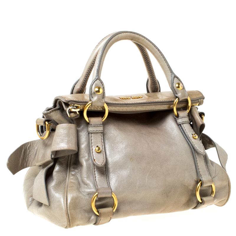 Miu Miu Miu Grau Vitello Lux Leder Henkeltasche mit Schleife im Zustand „Relativ gut“ in Dubai, Al Qouz 2