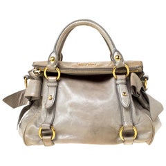 Miu Miu Miu Grau Vitello Lux Leder Henkeltasche mit Schleife