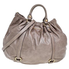 Miu Grau Vitello Lux Leder geraffte Hobo