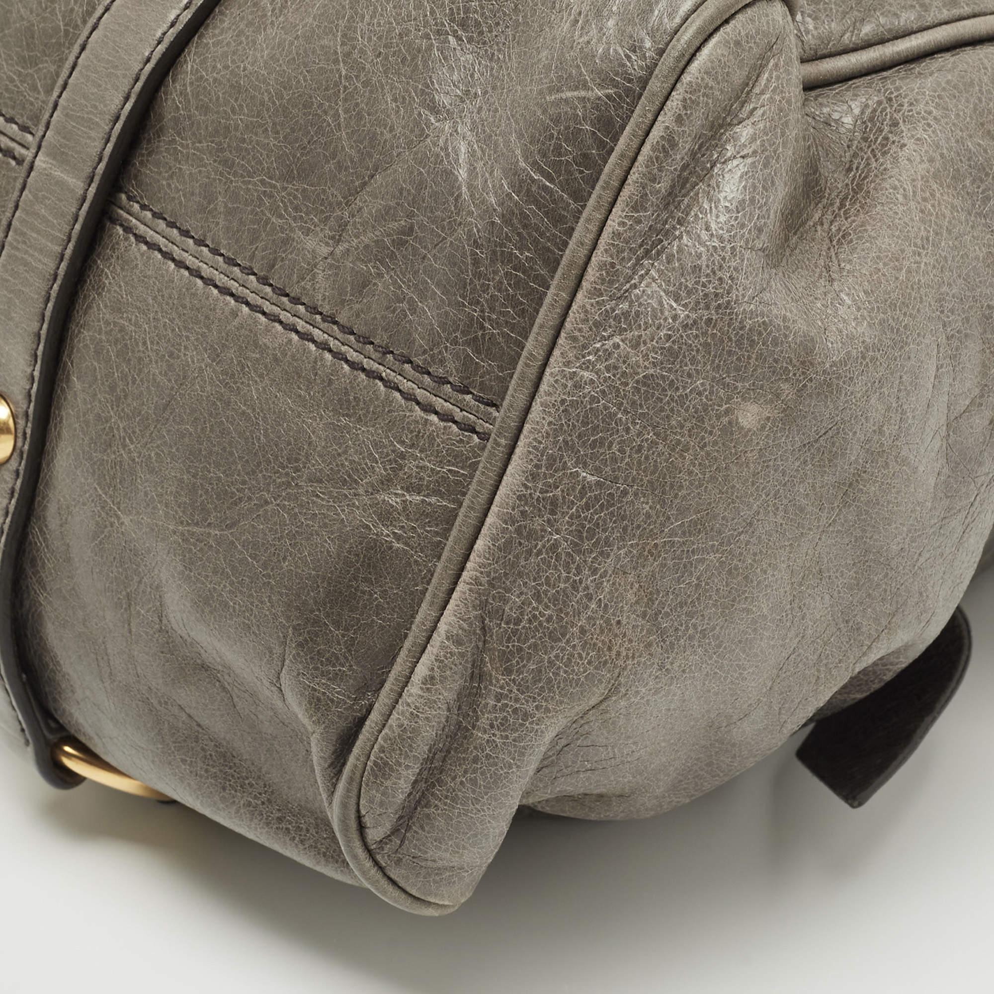 Miu Grau Vitello Lux Leder Side Bow Tasche aus Leder im Zustand „Gut“ in Dubai, Al Qouz 2
