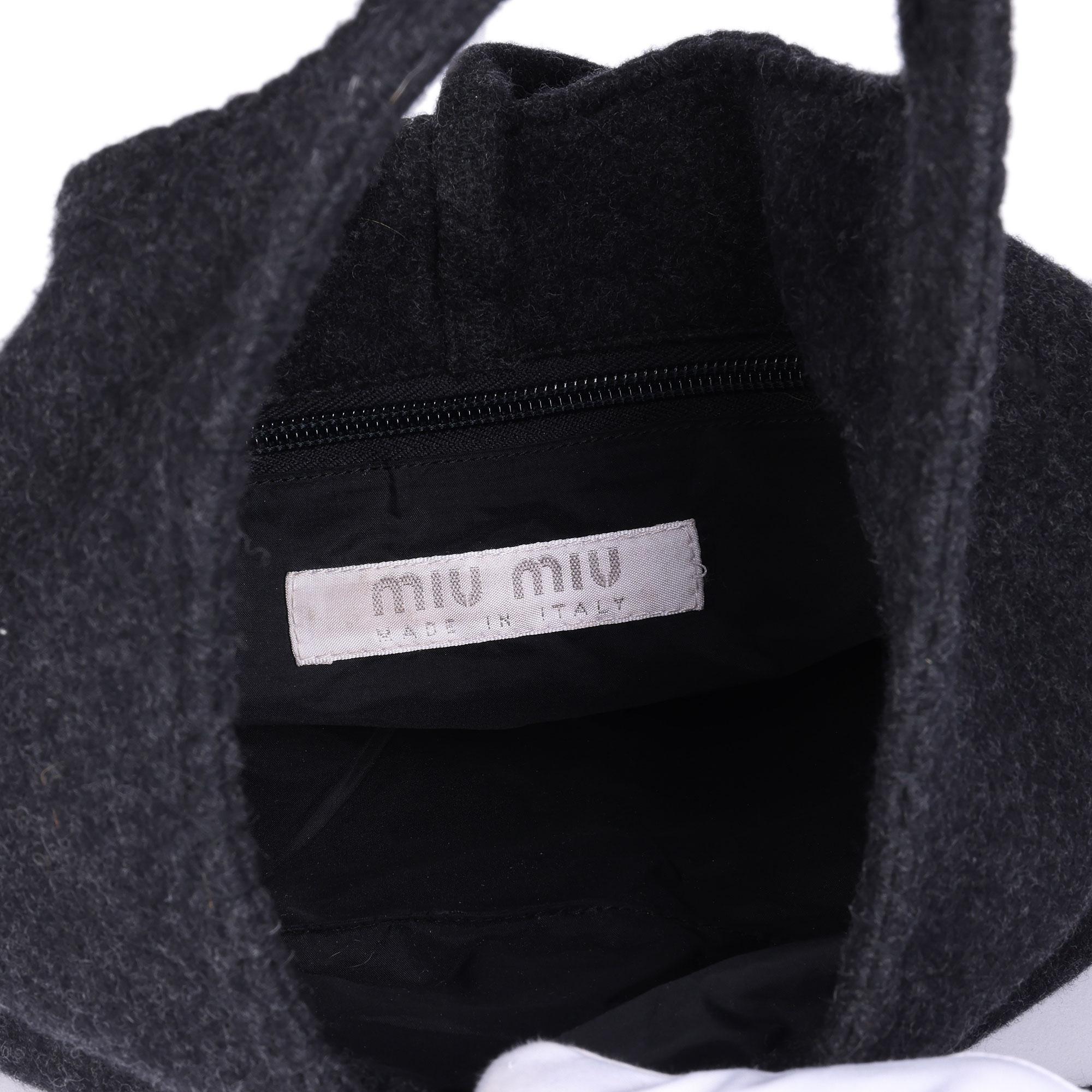 MIU MIU
Grey Wool Vintage Mini Hobo Bag

Xupes Reference: CWAHF-HB013
Age (Circa): 1990
Authenticity Details: (Made in Italy)
Gender: Ladies
Type: Top Handle

Colour: Grey
Hardware: Silver
Material(s): Wool
Interior: Black Textile
Closure: Open Top,